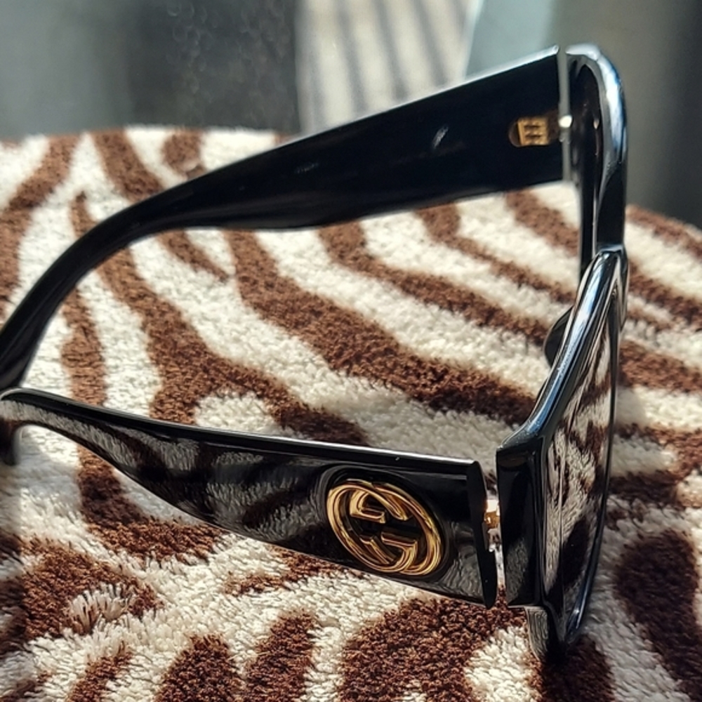 55MM Square Gucci Sunglasses (pre-own) black w/case & silk duster  55/20/140